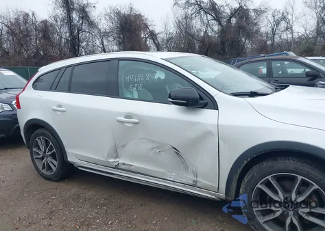 2017 Volvo V60 Cross Country T5 z USA, uszkodzony, nr VIN YV440MWK8H1037642
